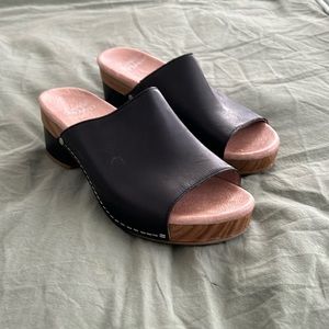 Dansko Scandinavian black leather clogs. Comfortable all day from Dansko. EUR 37